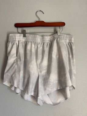 Athleta White Printed Hustle 3” Athletic Shorts